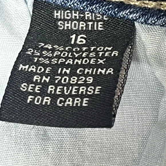 Forever 21 High Rise Shortie Denim Short Frayed Hem Distressed Button Up Size 16 - Picture 7 of 7